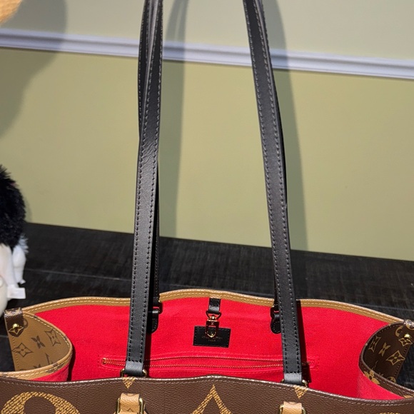 Louis Vuitton OnTheGo GM Brown and Gold Monogram Tote - Picture 9 of 14